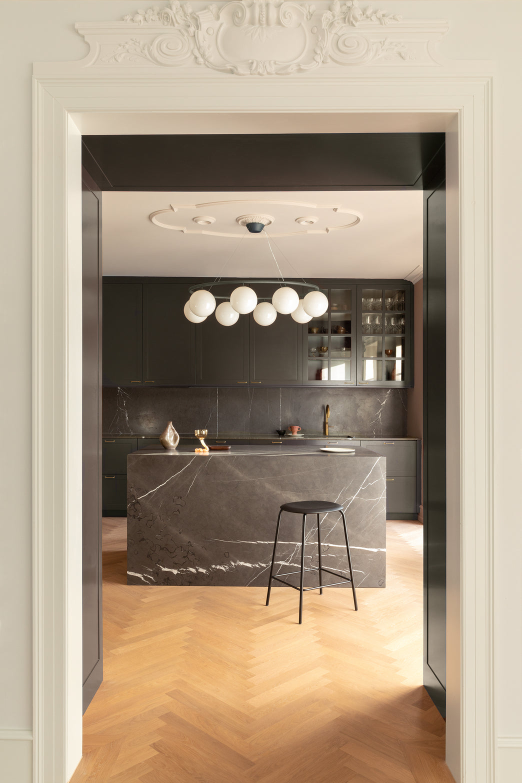 Miira 8 Oval ljuskrona, rock grey / opal • NUURA