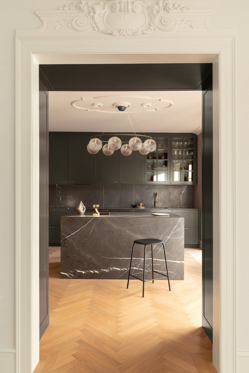 Miira 8 Oval ljuskrona, rock grey / optic clear • NUURA