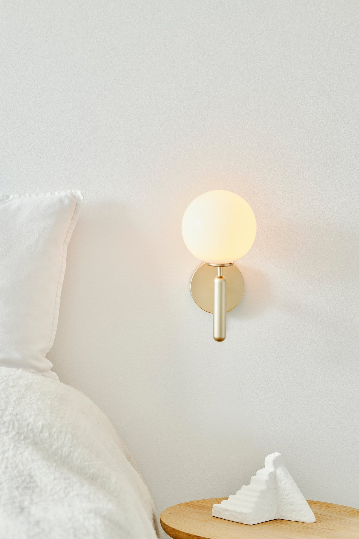 Miira Wall vägglampa, brass / opal • NUURA
