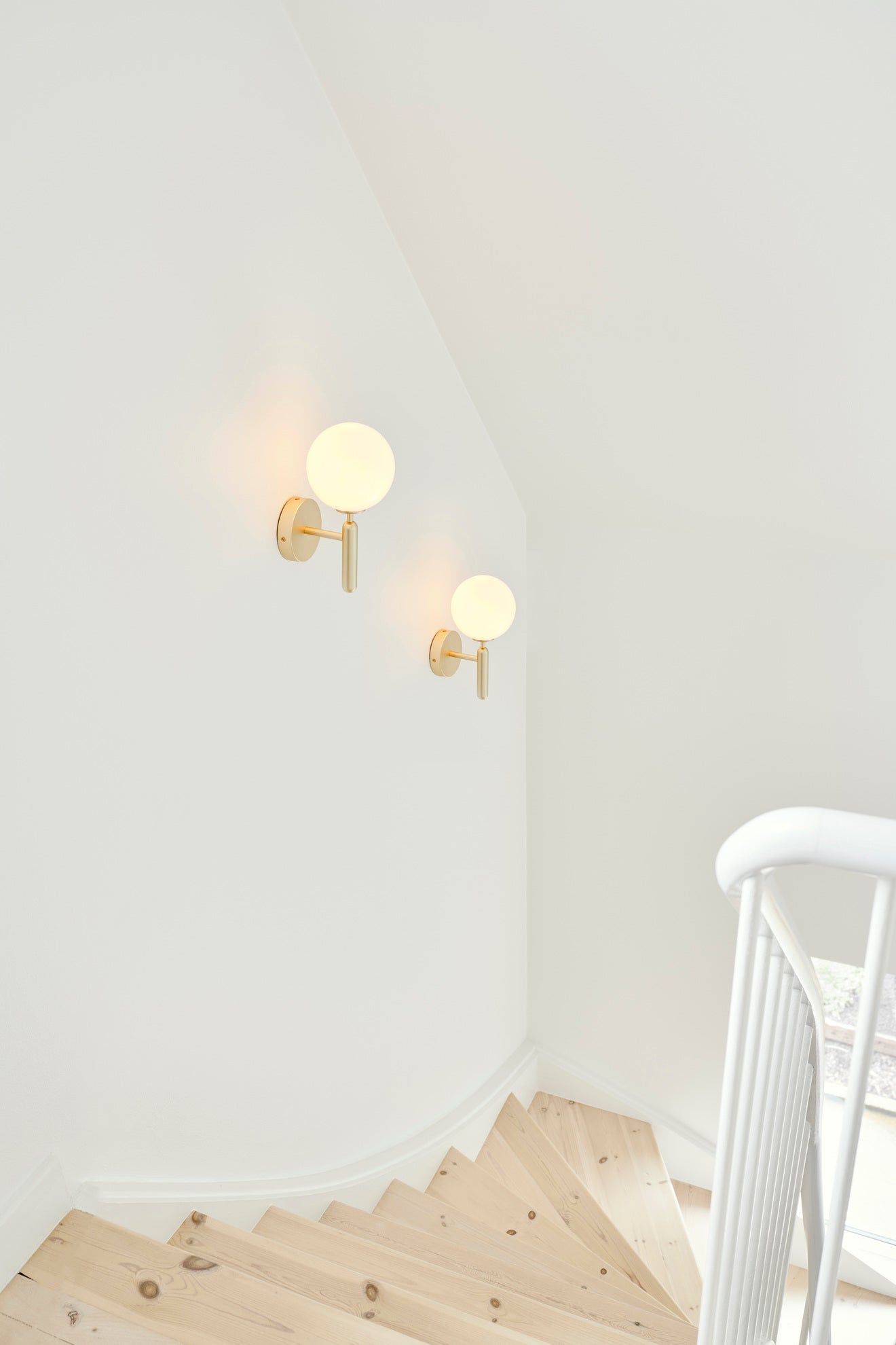 Miira Wall vägglampa, brass / opal • NUURA
