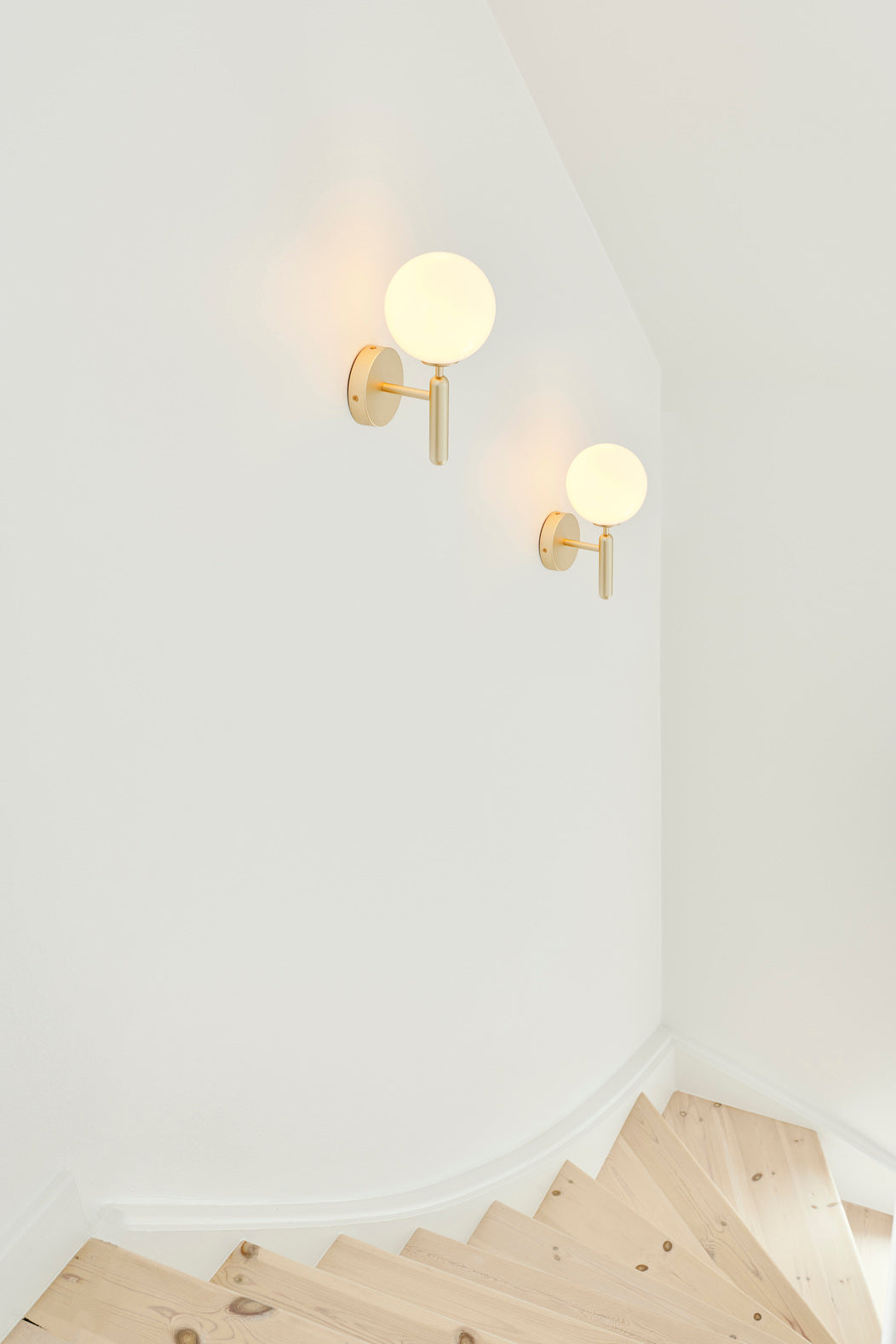 Miira Wall vägglampa, brass / opal • NUURA