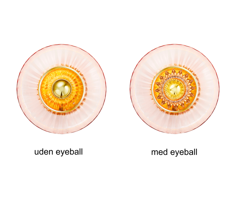 Eyeball är en mönstrad/veckad insats i klarglas som skapar ett extra starkt ljusspel till New wave-lamporna från Design by Us. 