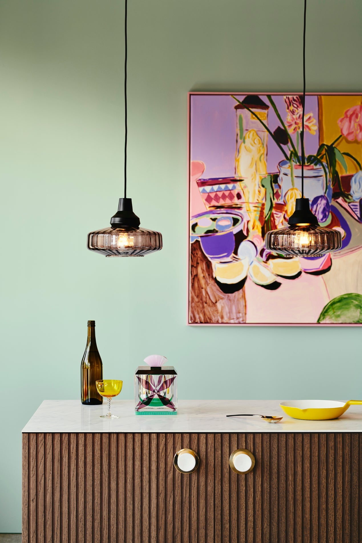 Pendel taklampa från Design by Us i vågigt rökfärgat glas med svart sockel och sladd.