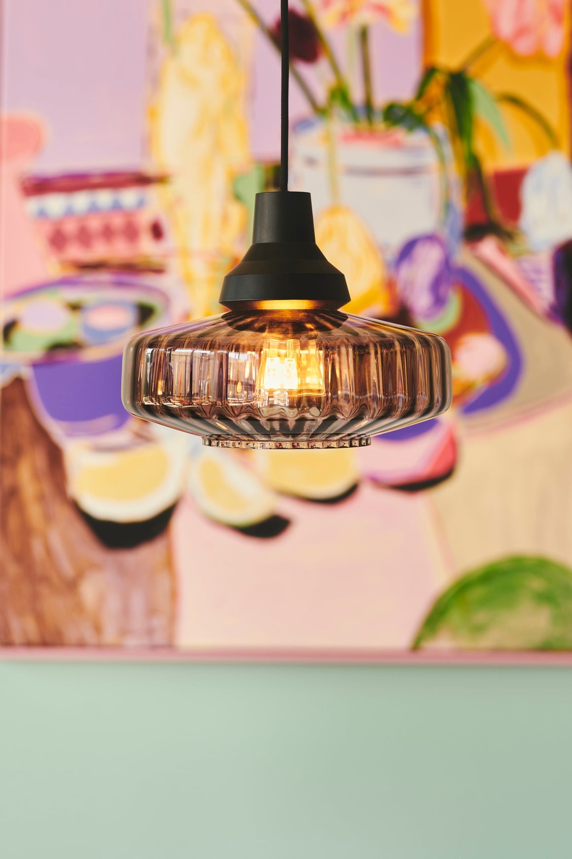Pendel taklampa från Design by Us i vågigt rökfärgat glas med svart sockel och sladd.