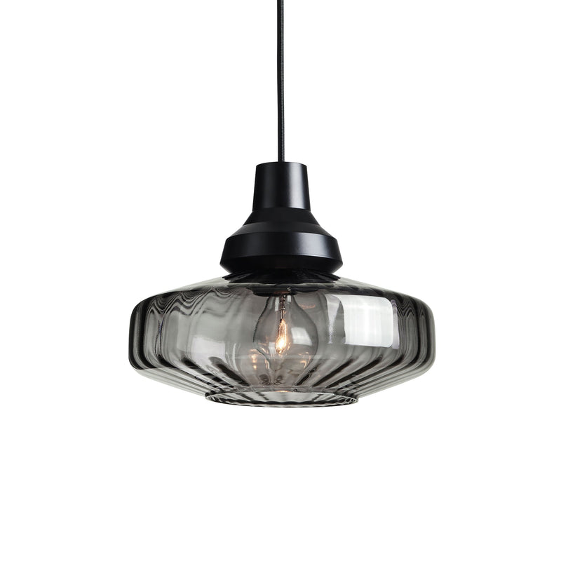 Pendel taklampa från Design by Us i vågigt rökfärgat glas med svart sockel och sladd.