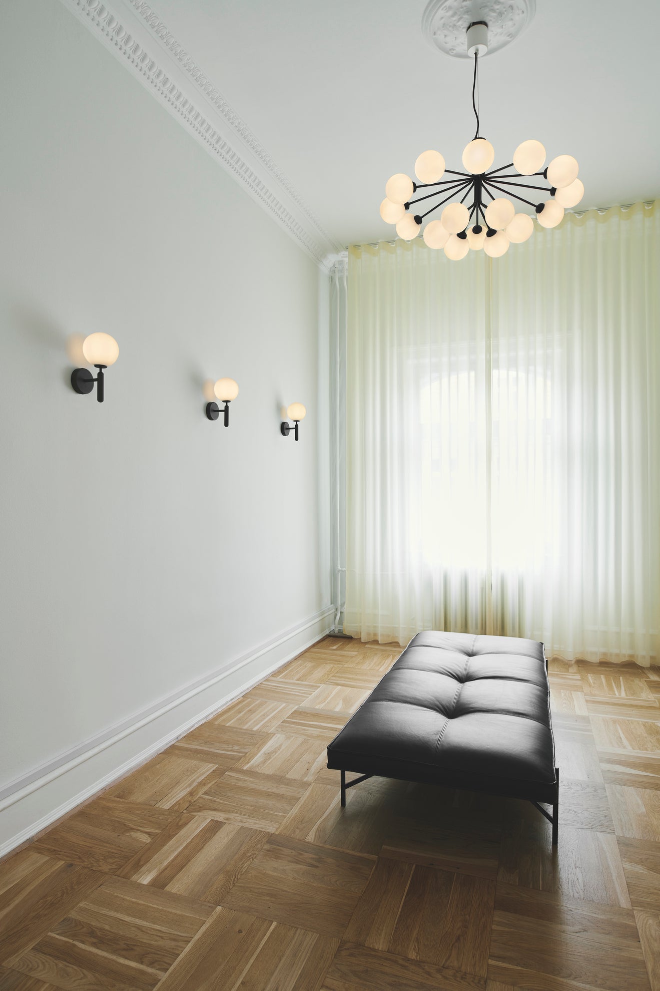 Apiales 18 ljuskrona, satin black / opal • NUURA