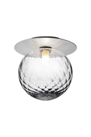 Væg-eller loftlampe med lampeskærm af klart optikglas og sølvfarvet fatning, på hvid baggrund