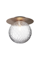 Væg-eller loftlampe med lampeskærm af klart optikglas og gylden fatning, på hvid baggrund