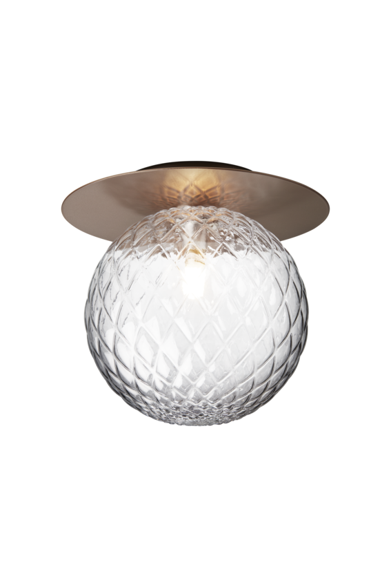 Væg-eller loftlampe med lampeskærm af klart optikglas og gylden fatning, på hvid baggrund