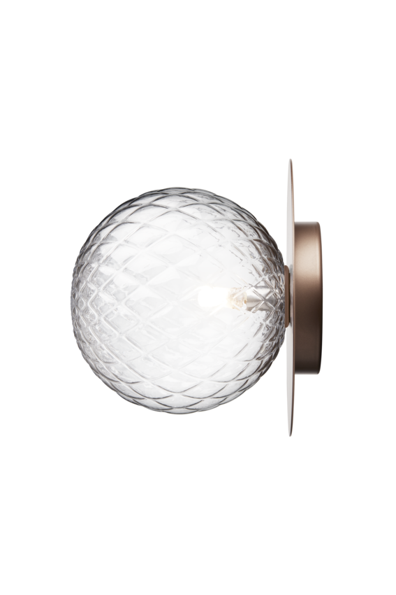 Væg-eller loftlampe med lampeskærm af klart optikglas og gylden fatning, på hvid baggrund