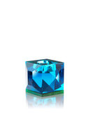 Fyrkantig värmeljusstake i blå och grön kristall mot vit bakgrund.