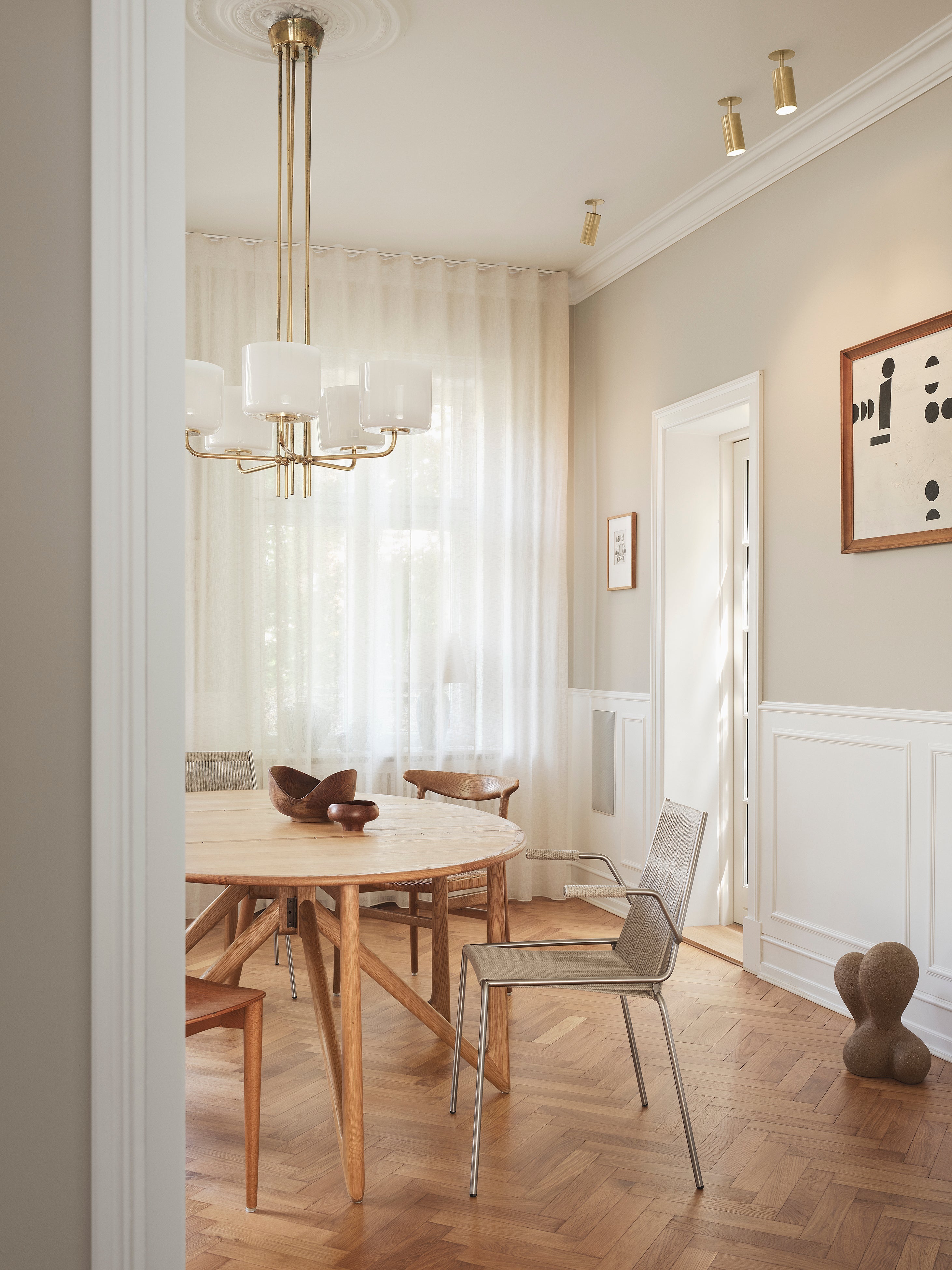 Takspot med täckplatta i massiv mässing. Lampan är dekorerad med det populära räfflade (diamantslipade) mönstret. Här ser du tre stycken monterade i taket i en lägenhet i Frederiksberg i Köpenhamn.