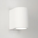 Enkel och elegant vägglampa med runda och mjuka former. Lampan har både nedåt- och uppåtriktat ljus.