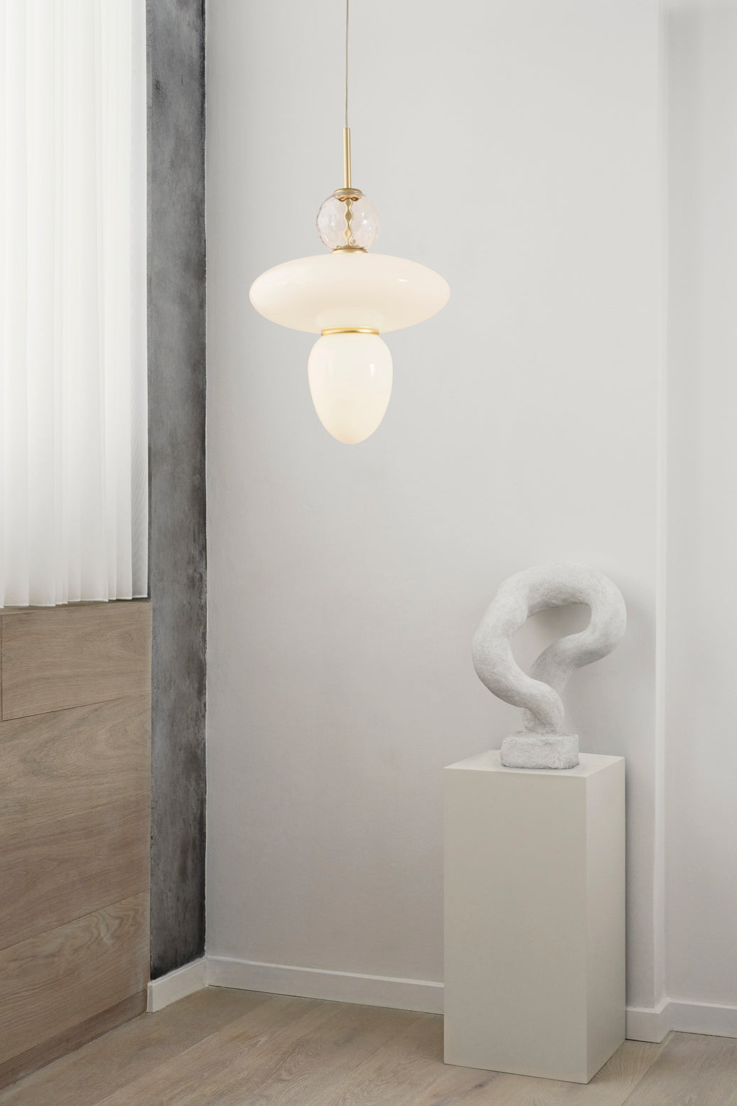 Rizzatto 43 pendel, satin brass / opal • NUURA