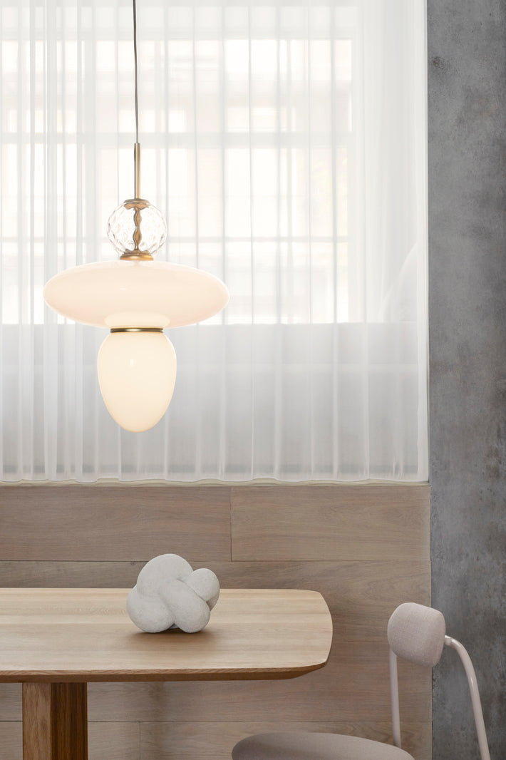 Rizzatto 43 pendel, satin brass / opal • NUURA