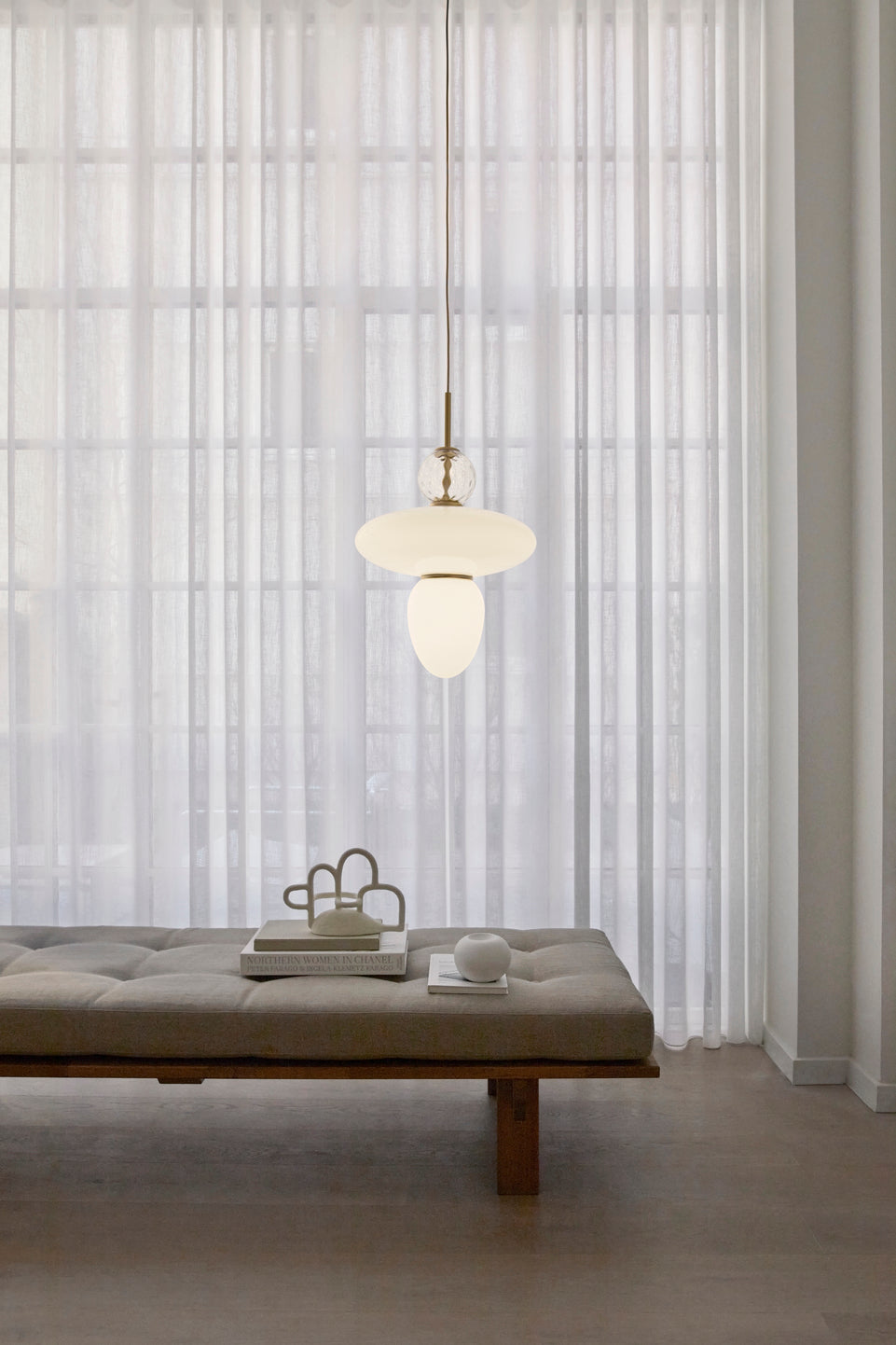 Rizzatto 43 pendel, satin brass / opal • NUURA