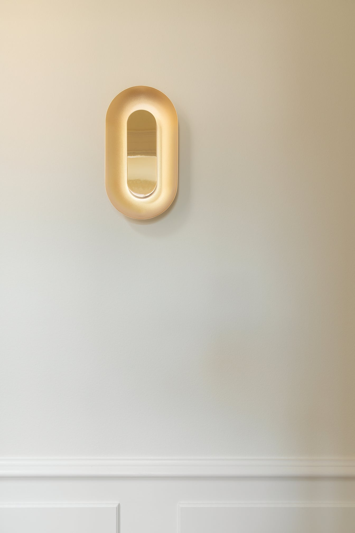 Sasi Small vägglampa, brass • NUURA