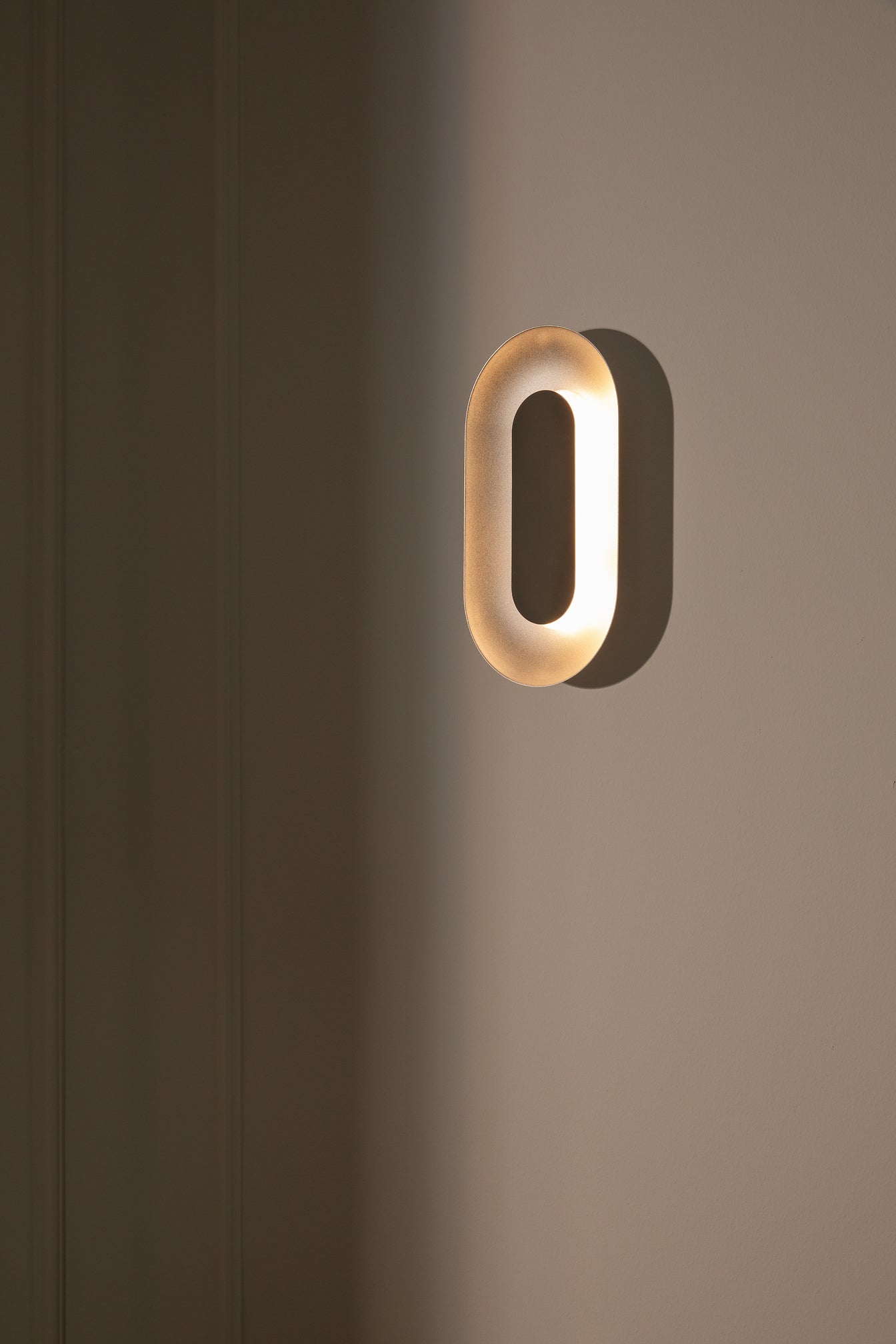 Sasi Small vägglampa, silver • NUURA