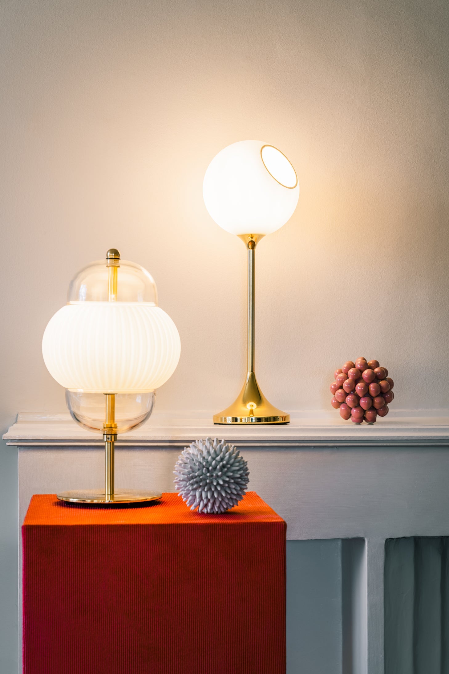 Bordslampa i klarglas och matt vitt veckat glas. Dessutom har lampan guldfärgade detaljer och fot.