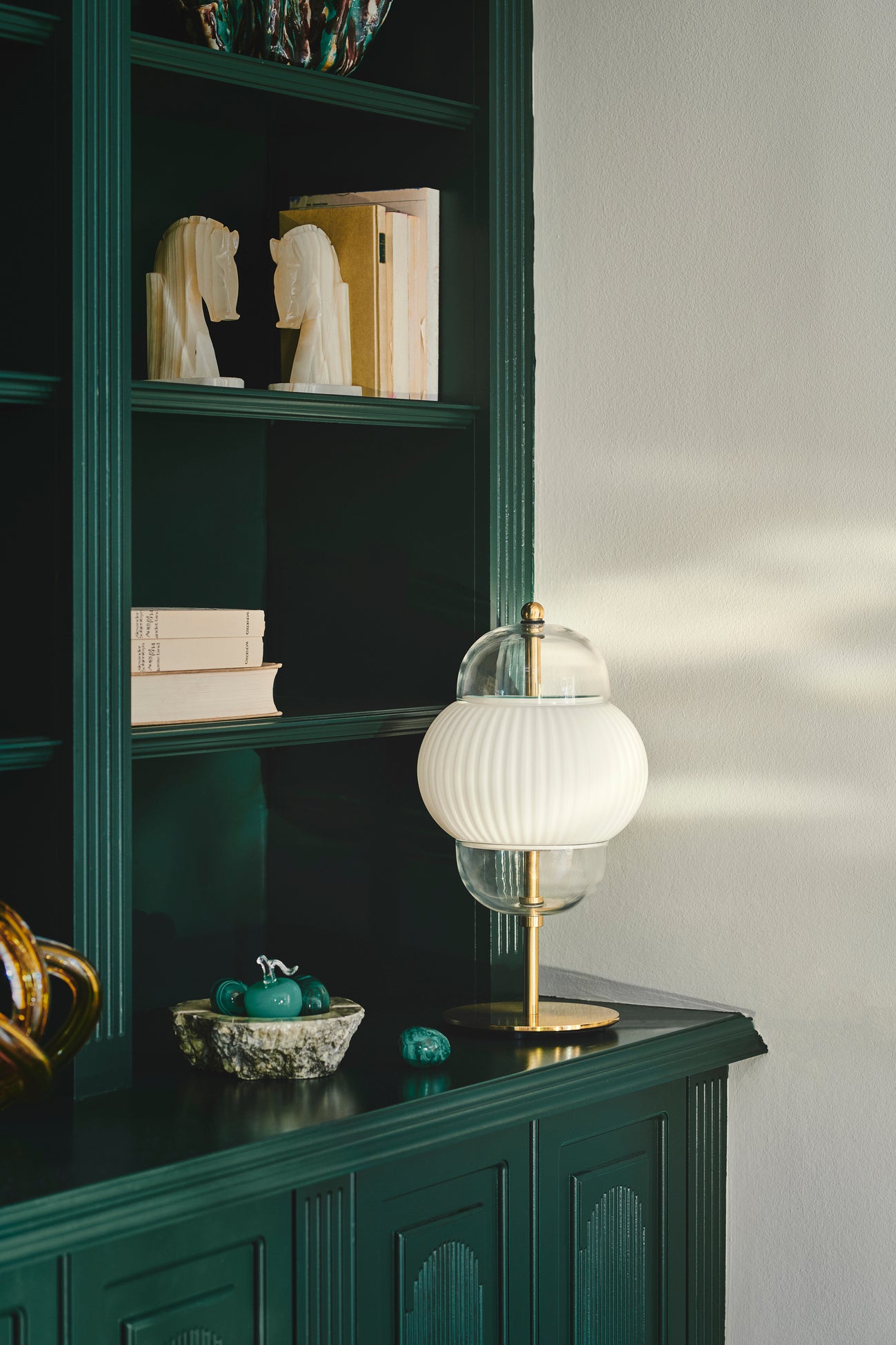 Bordslampa i klarglas och matt vitt veckat glas. Dessutom har lampan guldfärgade detaljer och fot.