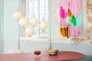 Lampa i klarglas och matt vitt veckat glas. Dessutom har lampan detaljer i mässing och en vit textilkabel. 