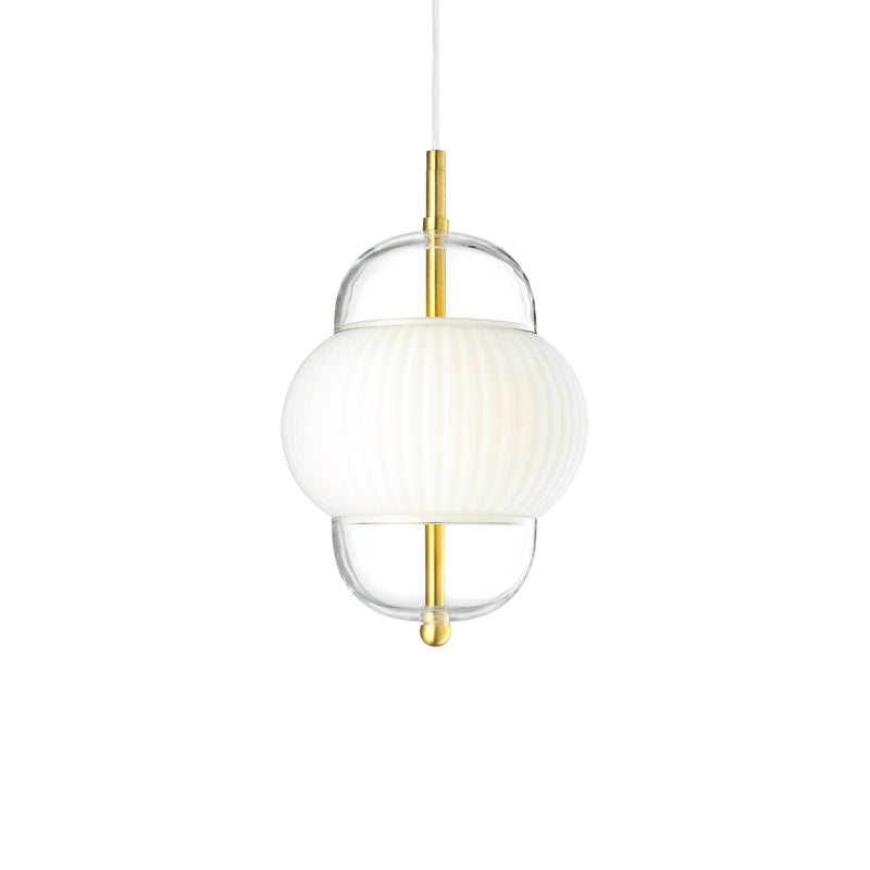 Lampa i klarglas och matt vitt veckat glas. Dessutom har lampan detaljer i mässing och en vit textilkabel. 