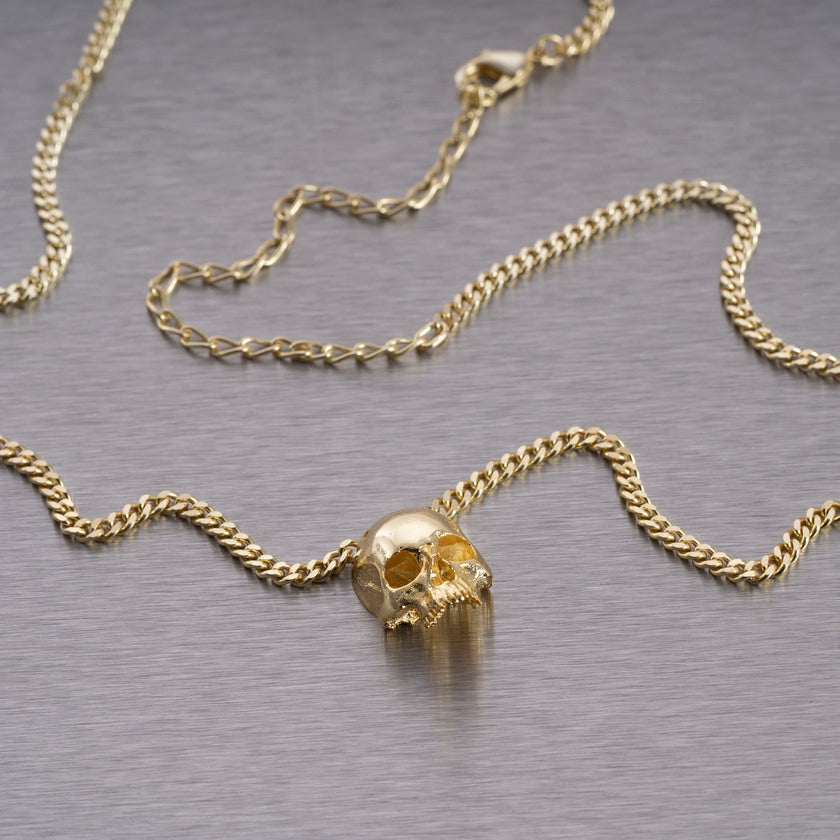 Halsband med ett hänge i form av en dödskalle, guldpläterat.