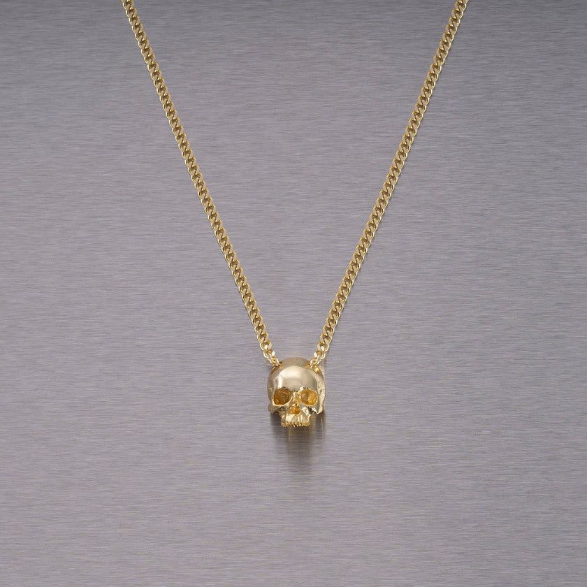 Halsband med ett hänge i form av en dödskalle, guldpläterat.