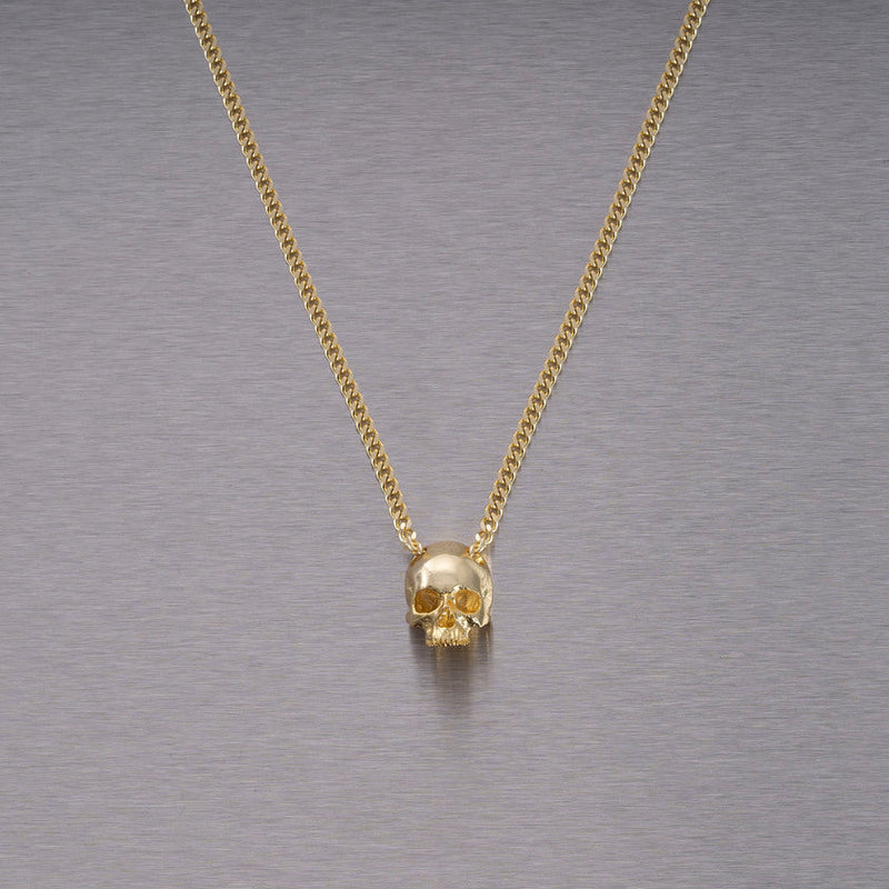 Halsband med ett hänge i form av en dödskalle, guldpläterat.