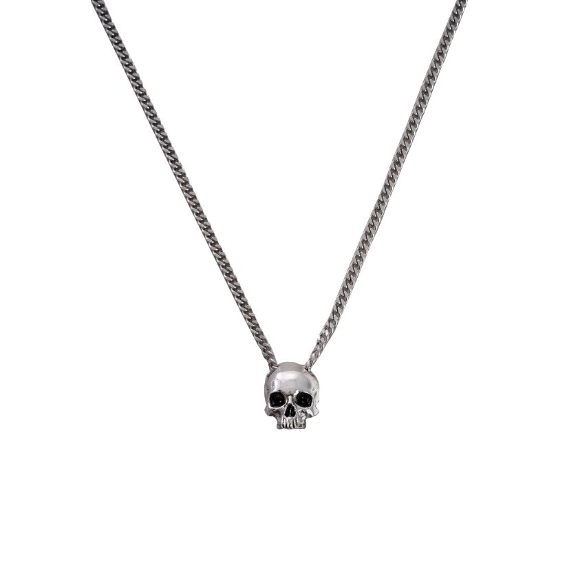 Halsband med ett hänge i form av en dödskalle, i silver.