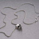 Halsband med ett hänge i form av en dödskalle, i silver.