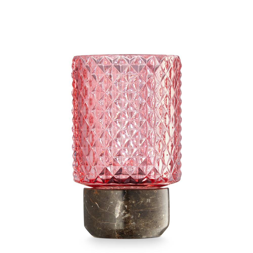 Ljusstake med brun marmorfot och topp i rosafärgat mönstrat glas.