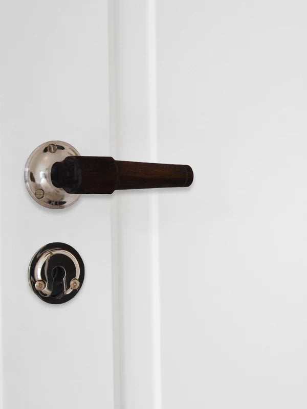 Svanemølle-dörrhandtag i svart trä inkl. rosett och nyckelplatta i krom  • SIBES