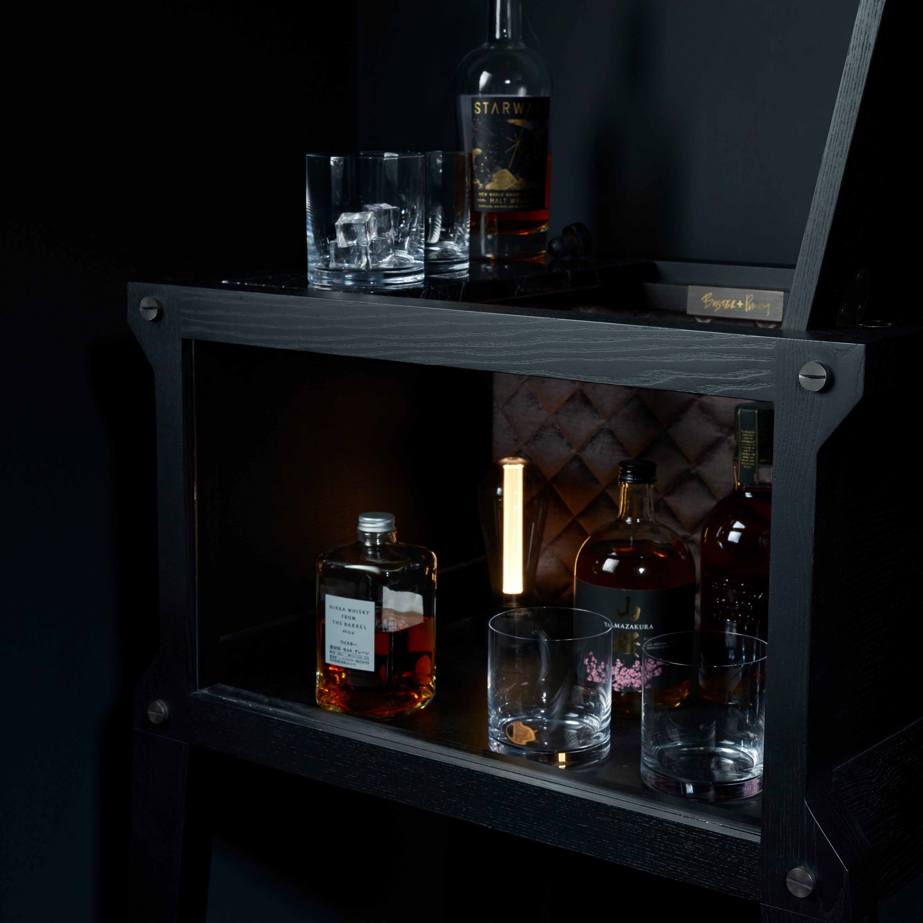 Bar i svart ek och svart marmor. Baren har en integrerad ljuskälla och en bordsskiva i svart marmor.