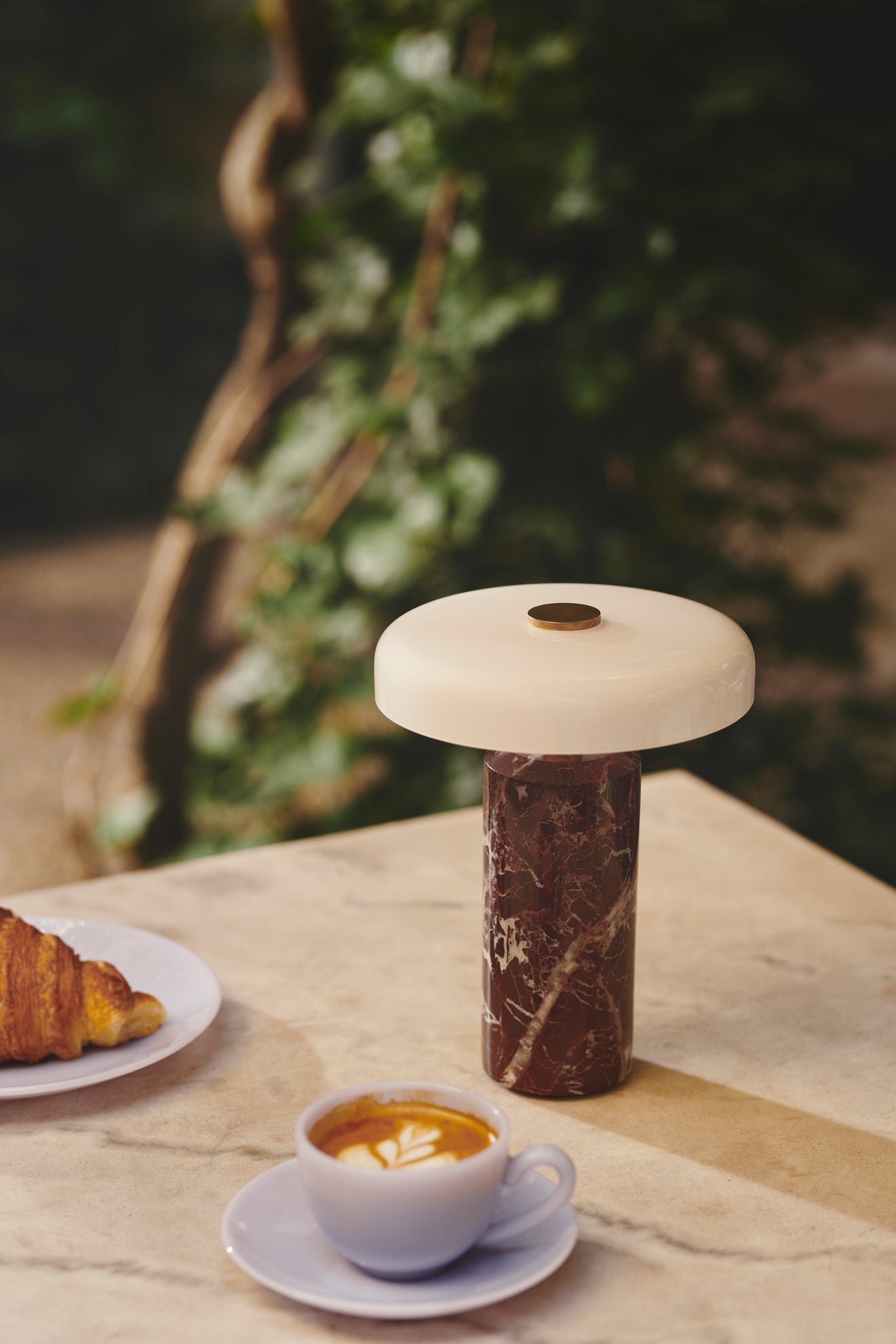Trip Portable bordslampa, burgundy/opal glossy • Design by Us