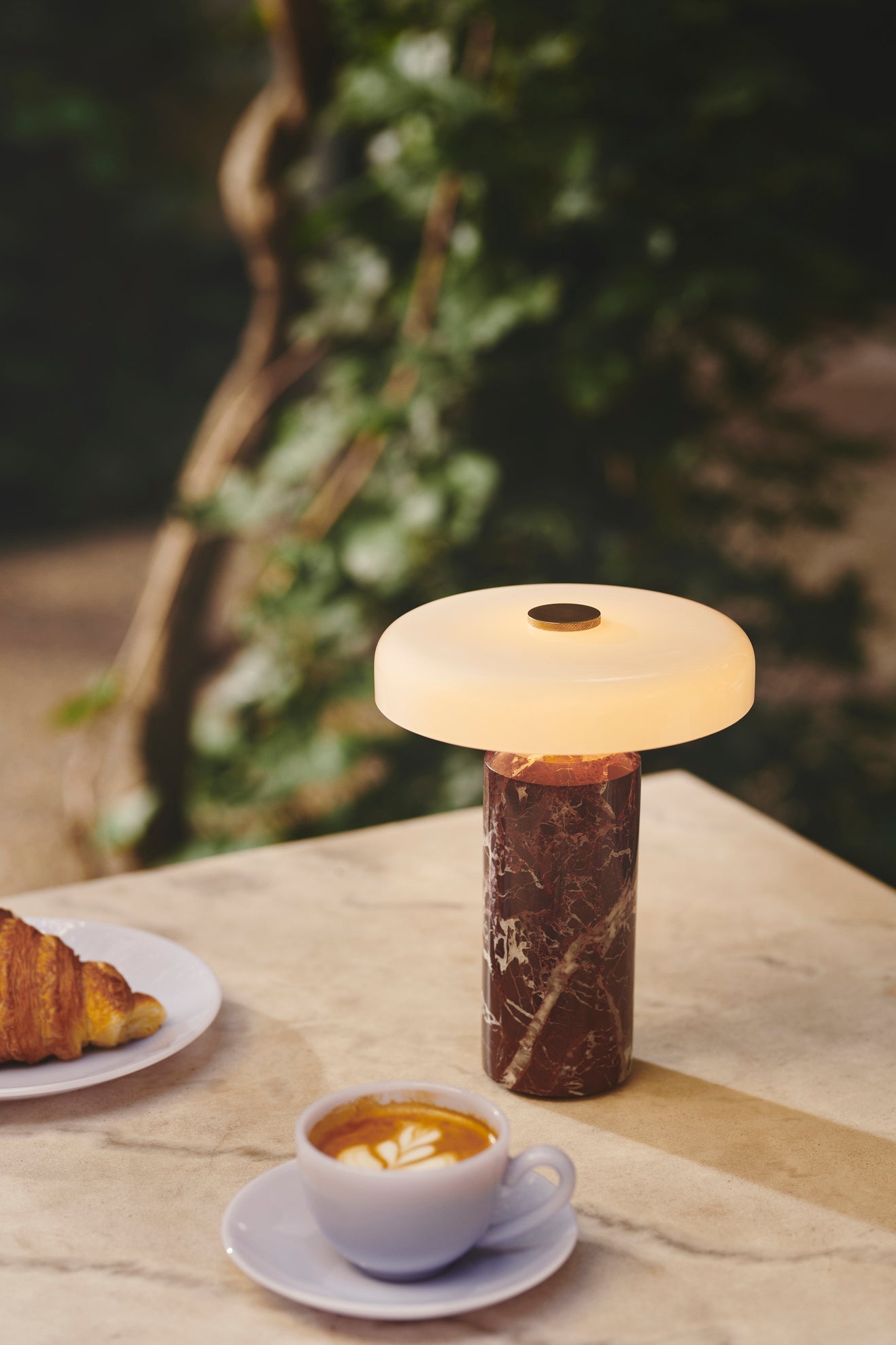 Trip Portable bordslampa, burgundy/opal glossy • Design by Us