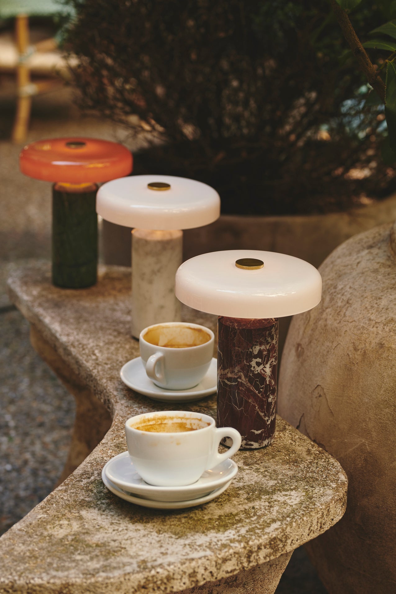 Trip Portable bordslampa, burgundy/opal glossy • Design by Us