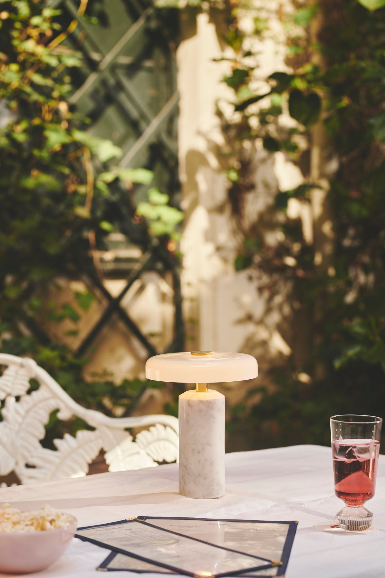Trip Portable bordslampa, carrara/opal glossy • Design by Us