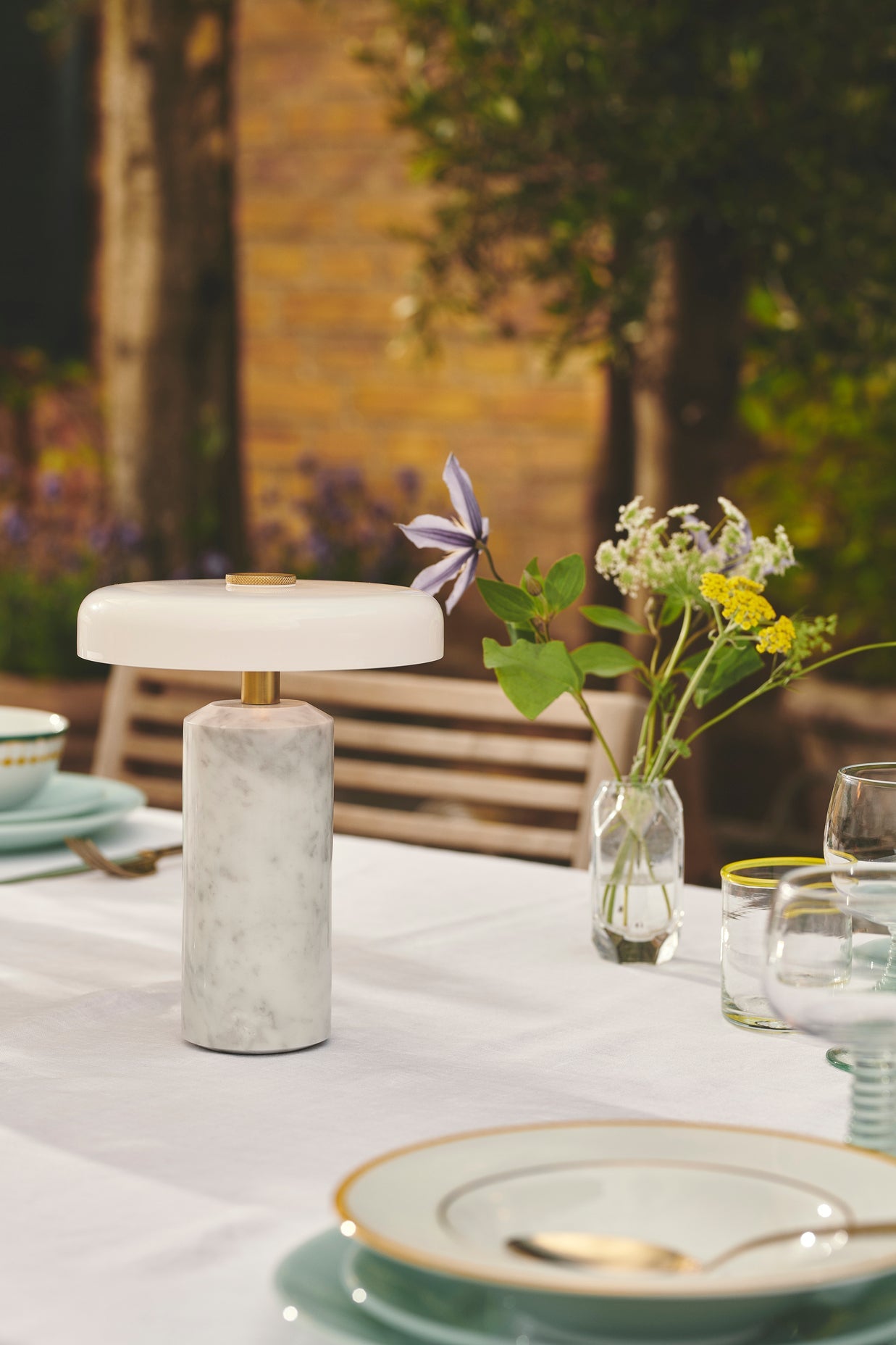 Trip Portable bordslampa, carrara/opal glossy • Design by Us