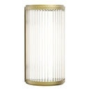 Lampa med topp, botten och baksida i guldfärgat stål och en glasskärm med nedåtgående linjer.