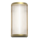 Lampa med topp, botten och baksida i guldfärgat stål och en glasskärm med nedåtgående linjer.
