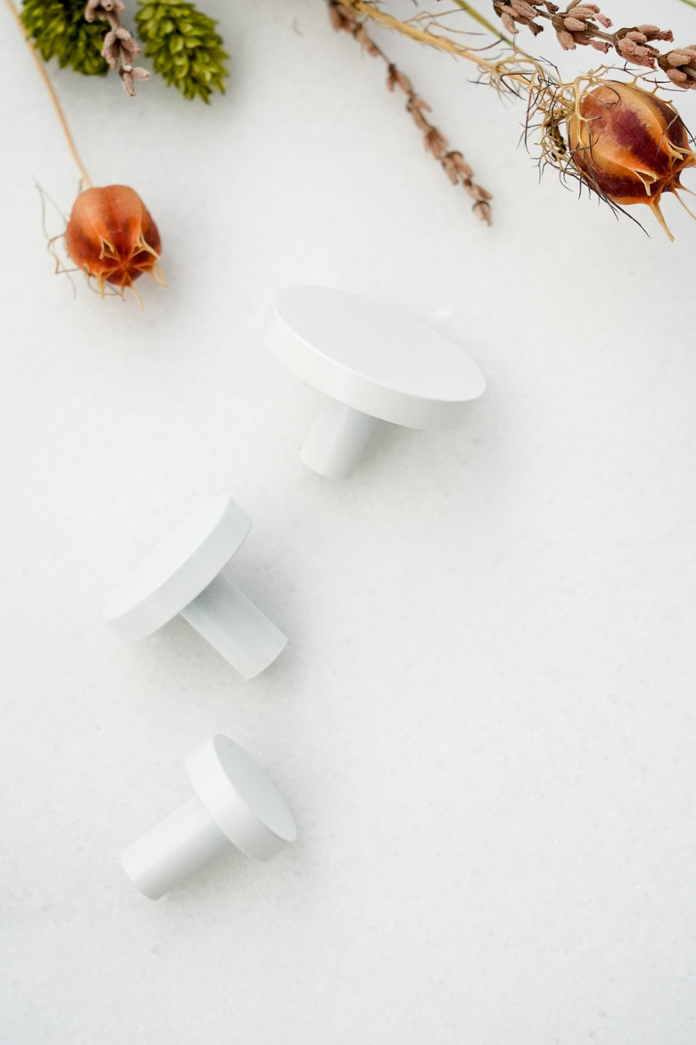 Vesterbro • Möbelknopp i massiv mässing i matt vitt