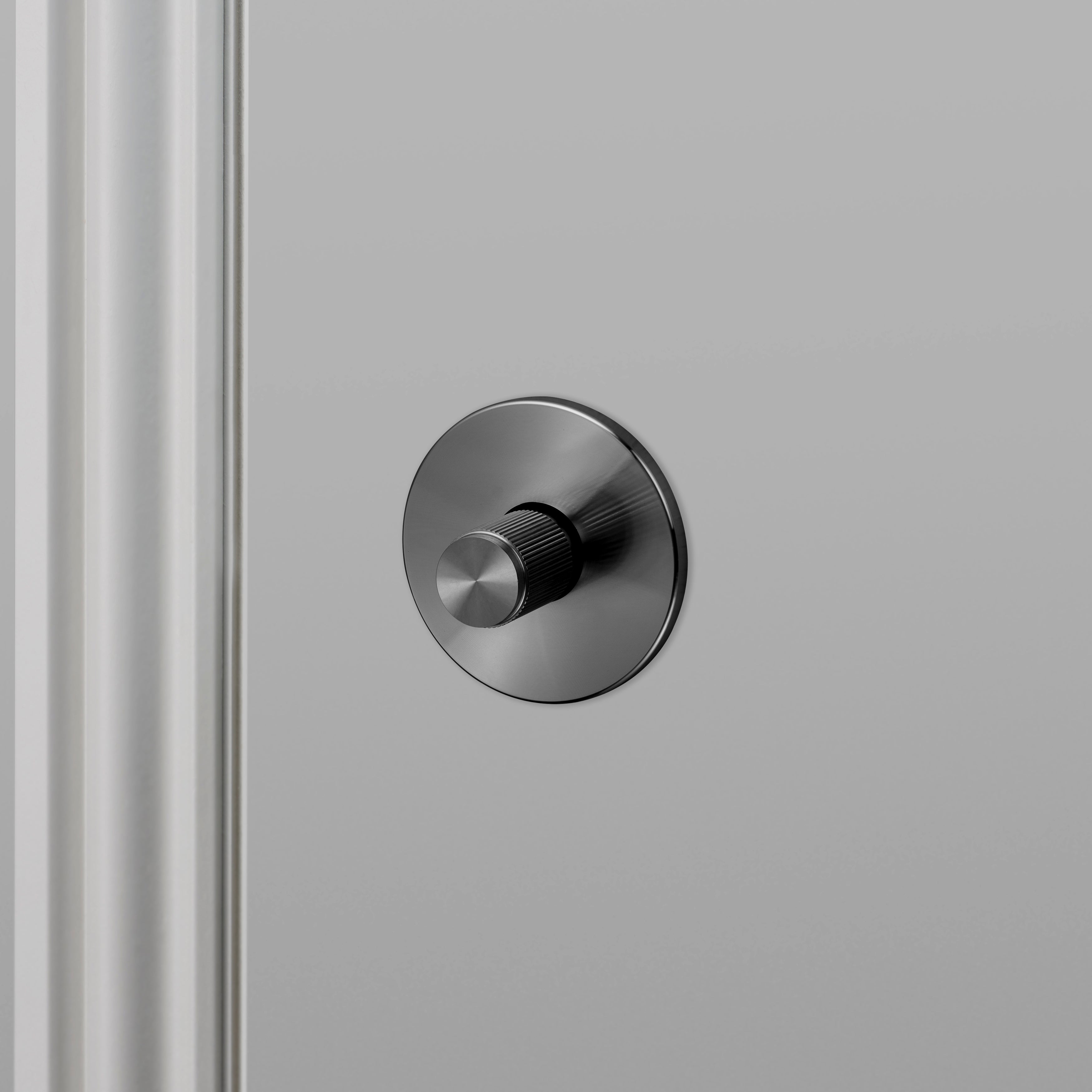 Låsvred i gun metal i exklusiv design med linjerat mönster.